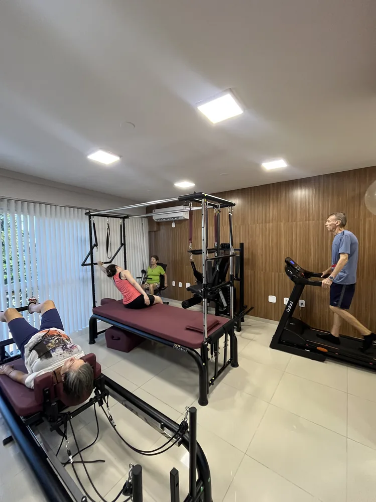 Sala de fisioterapia com equipamentos